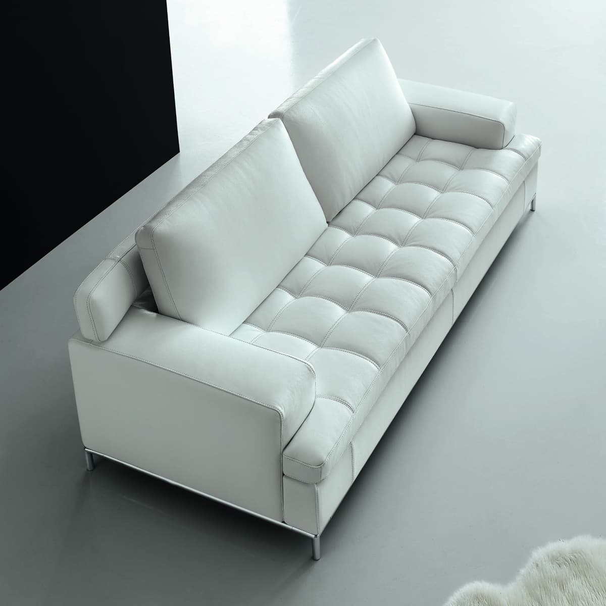 weisses italienisches Designersofa aus Leder oder Stoff für den Wohnbereich