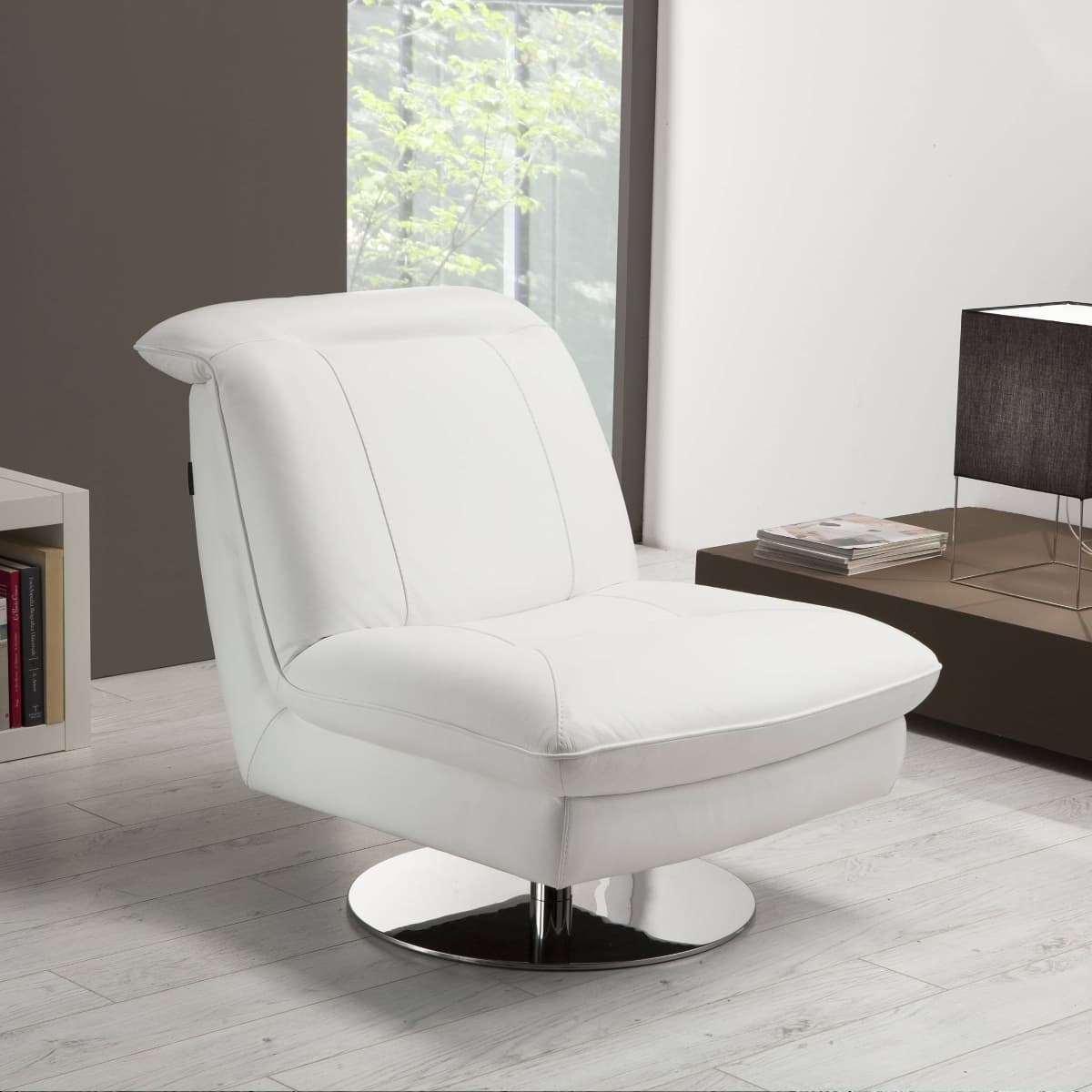 Weisser italienischer Designersessel aus Leder oder Stoff für den Wohnbereich