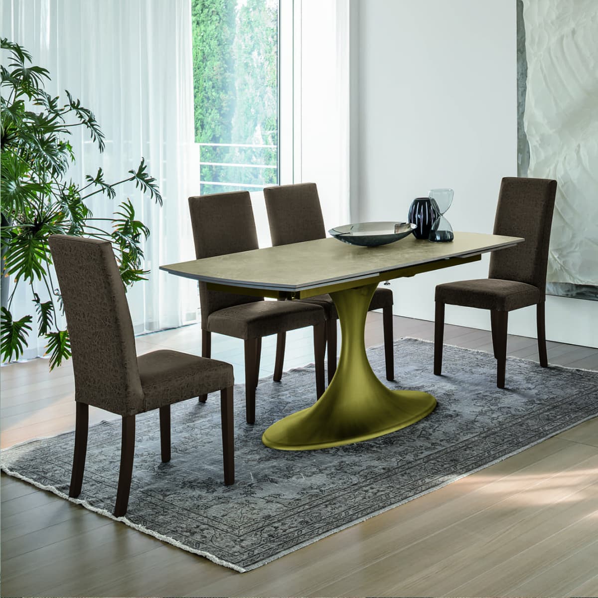 Stühle und Tisch